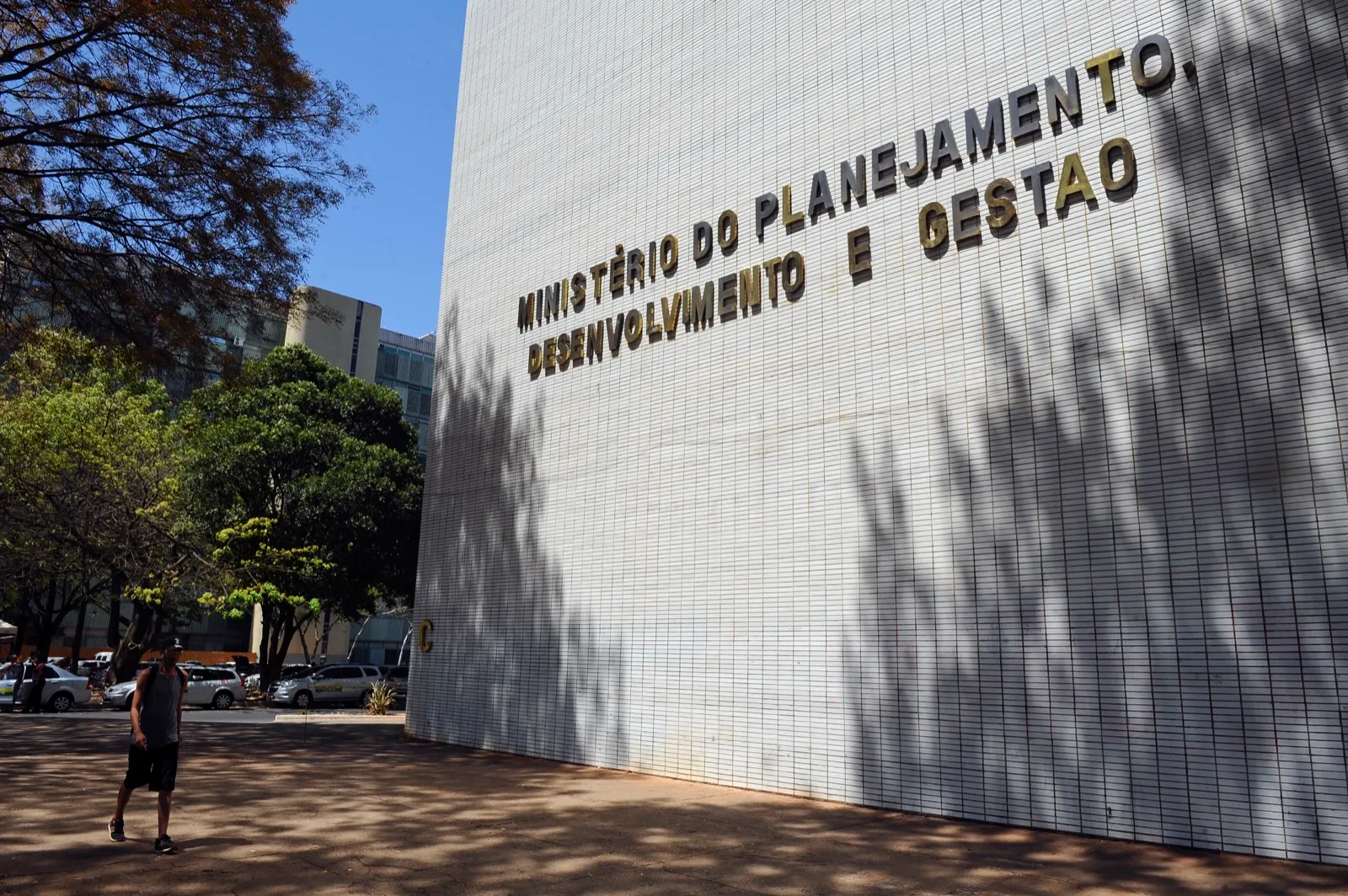 Fachada de concreto do Ministério do Planejamento com o nome do órgão em letras metálicas.