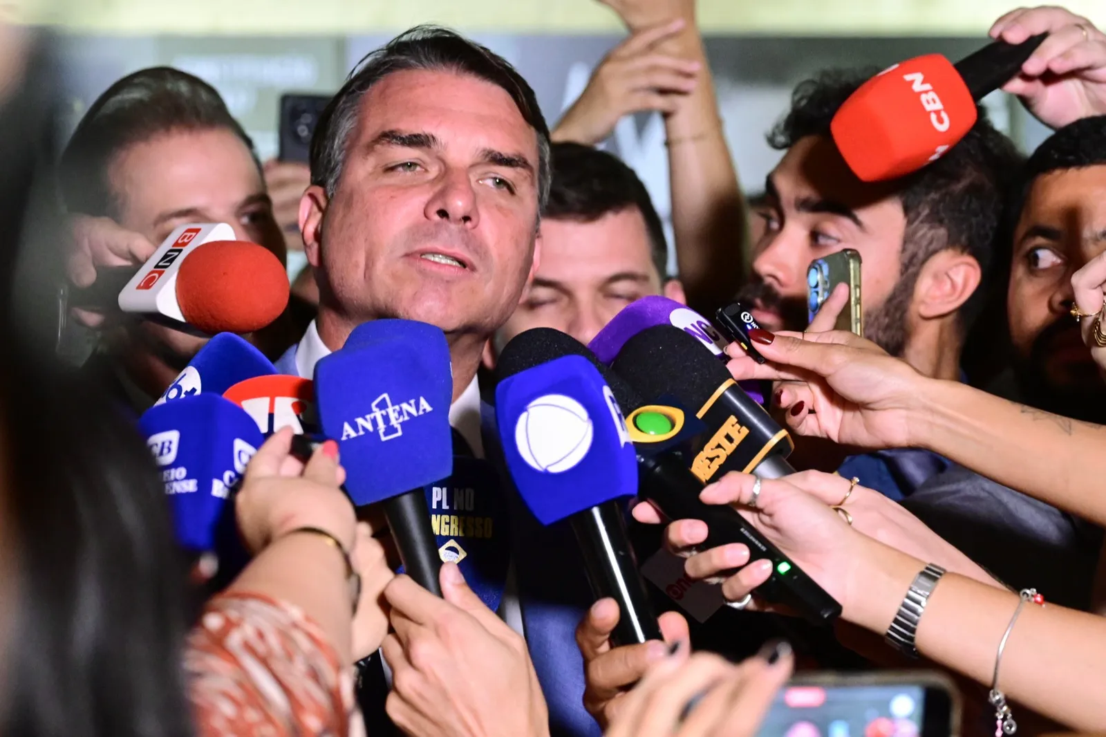 O senador Flávio Bolsonaro (PL-RJ), candidato do PL à Presidência, concedendo entrevista no Senado Federal.