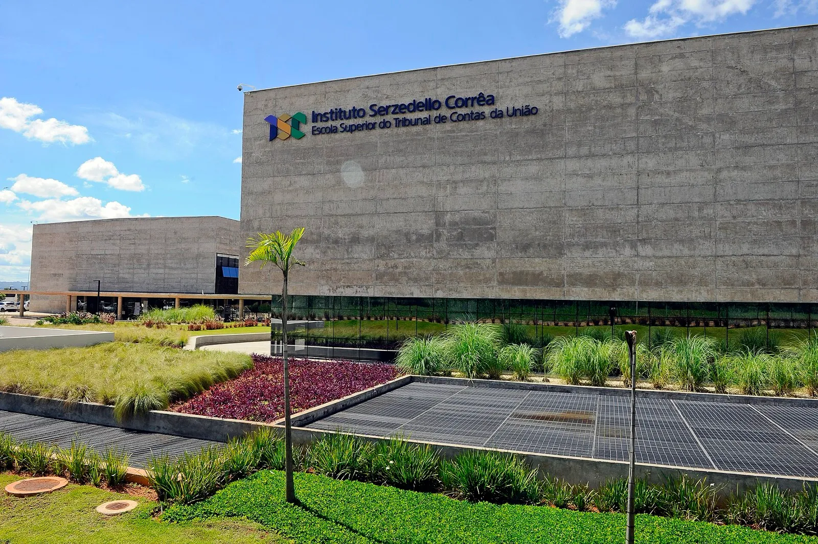 Fachada de concreto do Instituto Serzedello Corrêa, escola do Tribunal de Contas da União.