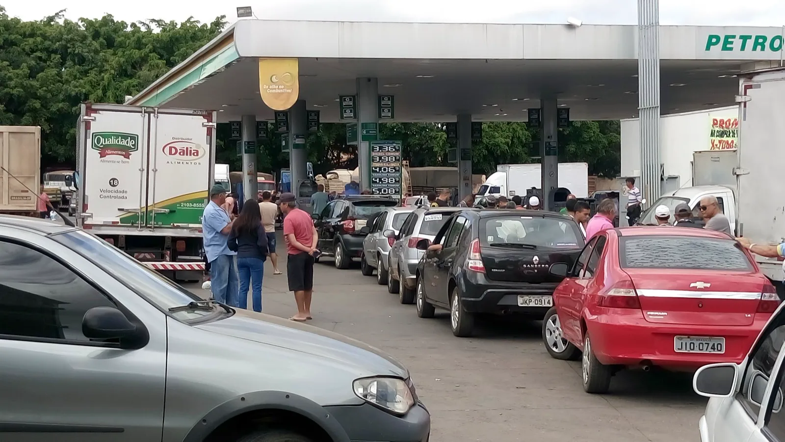 Caminhões e automóveis formam fila diante das bombas de um posto de combustíveis em Sobradinho, no Distrito Federal.