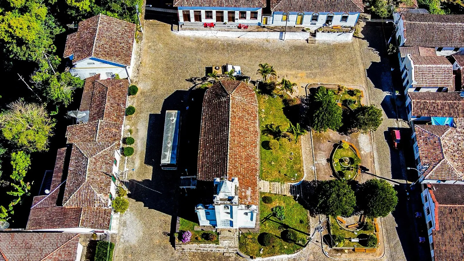Vista aérea da praça e de casario histórico de São Pedro de Itabapoana, em Mimoso do Sul.